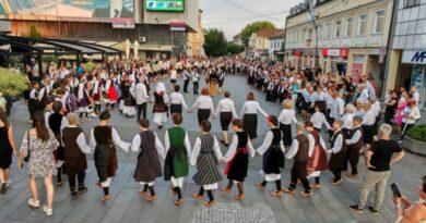 Sve je spremno za 22. Smotru folklora u Kozarskoj Dubici; U slučaju kiše manifestacija će biti održana u Sportskoj dvorani Sve je spremno za 22. Smotru folklora u Kozarskoj Dubici; U slučaju kiše manifestacija će biti održana u Sportskoj dvorani