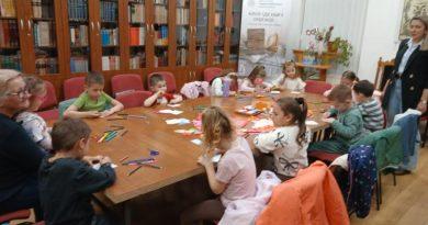 Narodna biblioteka večeras organizovala tradicionalnu “Osmomartovsku radionicu” za najmlađe članove