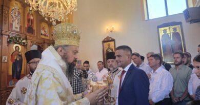 Vladika Sava služio svetu liturgiju u hramu u Međeđi; Kum slave načelnik opštine Igor Savković Vladika Sava služio svetu liturgiju u hramu u Međeđi; Kum slave načelnik opštine Igor Savković