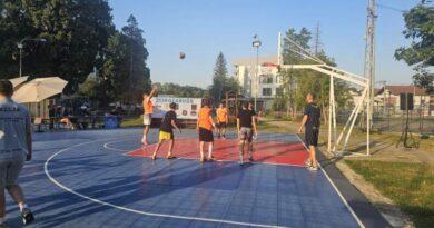 Na sportskom centru igraju basketaši-srednjoškolci Na sportskom centru igraju basketaši-srednjoškolci