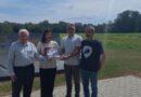 Društvo srpskih domaćina i Veterani Srpske Spomen području Donja Gradina darovali monografiju Gideona Grajfa Društvo srpskih domaćina i Veterani Srpske Spomen području Donja Gradina darovali monografiju Gideona Grajfa