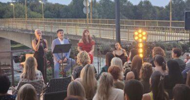 Muzičko-poetski program „Pesmo moja“ u Kozarskoj Dubici ujedinio poeziju, prozu i muziku Muzičko-poetski program „Pesmo moja“ u Kozarskoj Dubici ujedinio poeziju, prozu i muziku