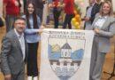 Tara Tamamović ponosno sa zastavom Kozarske Dubice u Kragujevcu primila specijalno priznanje Tara Tamamović ponosno sa zastavom Kozarske Dubice u Kragujevcu primila specijalno priznanje